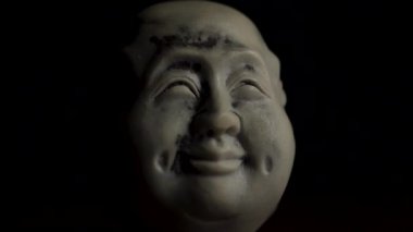 Ruhsal aydınlanma. Bir duygu mutluluk ile baş heykeli. Müze kalite heykelciği siyah bir arka plana dayanır. Heykelciği siyah arka plan üzerine bir duygu ile bir yüz