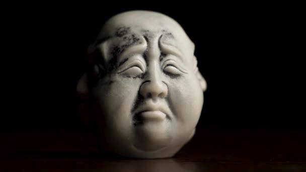 Spirituele verlichting. Hoofd standbeeld met een emotie verdriet ... Spirituele verlichting. Hoofd standbeeld met een emotie verdriet ...
