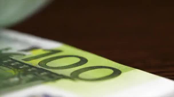Καταμέτρηση χρημάτων χαρτί εκατό ευρώ. Εκατό ευρώ, μακροεντολή. Flipping εκατό τραπεζογραμμάτια ευρώ στο τραπέζι — Αρχείο Βίντεο