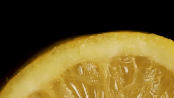 Jeden čerstvý žlutá citron na dřevěný stůl na černém pozadí. Čerstvé houby na černém pozadí, makro — Stock video