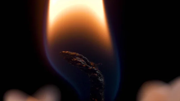 Détail rapproché de la flamme et de la mèche de la bougie allumée à la cire blanche sur fond noir isolé. andle illumine macro. gros plan de la bougie brûlante isolé sur fond noir une flamme la nuit macro brillamment dans — Photo