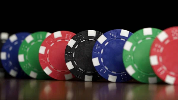 Żetony do pokera stoją w rzędzie na czarnym tle, efekt domina. Gry pokerowe żetony są na stole, symbol kasyno — Zdjęcie stockowe