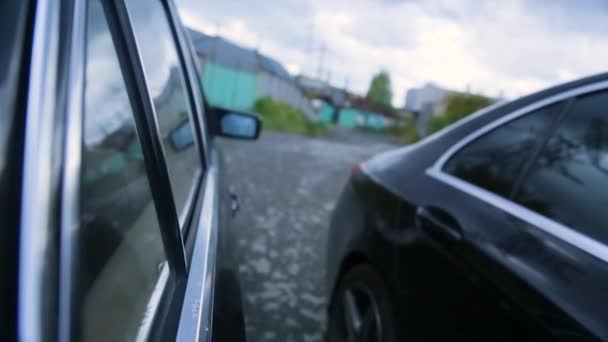 As janelas das duas máquinas abrem simultaneamente. Os dois homens se reuniram para a transação sem sair do carro, o conceito de crime — Vídeo de Stock