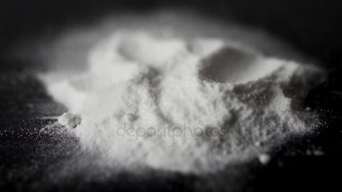 İlaçlar: Adam plastik kart - kapat eroin bir satır yapar. Plastik kart ve beyaz toz. Çizgiler ve ahşap masa üzerinde kokain yığını. Makro