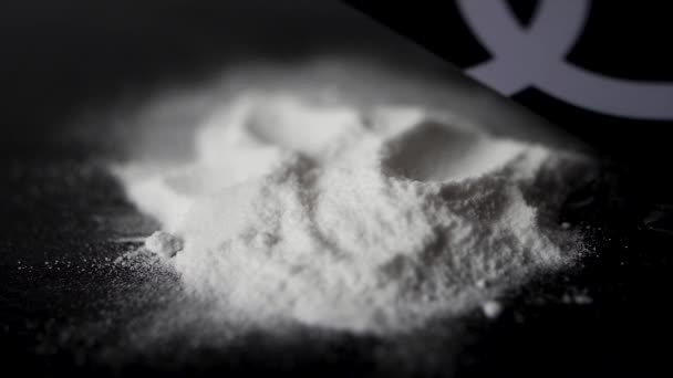 DRUGS: Seorang pria melakukan lini heroin dengan kartu plastik - Tutup. Kartu plastik dan bubuk putih. Garis dan tumpukan kokain di atas meja kayu. Makro — Stok Video