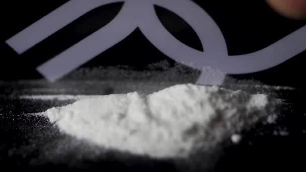 Drugs: Man doet een lijnen van heroïne door plastic kaart - Close up. Plastic kaart en wit poeder. Lijnen en stapel van cocaïne op houten tafel. Macro — Stockvideo