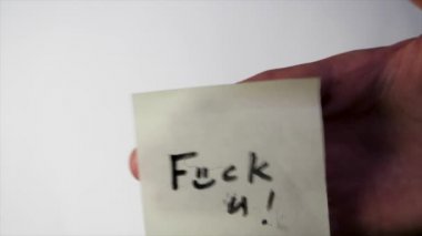 Yazıt siktir git etiketinde. Not cam üzerinde bir kağıt parçası fuck you, saldırganlık kavramı