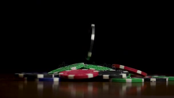 落下のポーカー チップは、黒い背景に分離されました。黒の背景の上に落ちてポーカー用のチップ — ストック動画