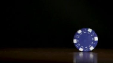 Poker chip masaya dönüyor. Casino Tema. Poker oyunu, siyah arka plan üzerine masada poker fişleri