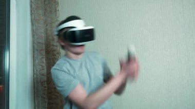 Studio oyunu oynarken sanal gerçeklik kulaklık giyen adam. Sanal gerçeklik giyen çekici adam. VR kulaklık. iki denetleyicisi