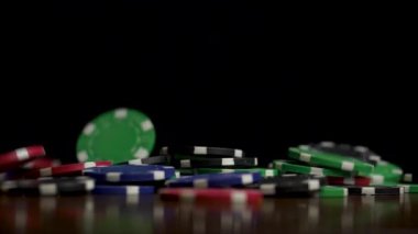 Siyah arka plan üzerine izole düşen poker fişleri. Siyah arka plan üzerine izole düşen poker fişleri. Masada siyah arka plan üzerine düşen renkli poker fişleri. Siyah uçan cips iskambil