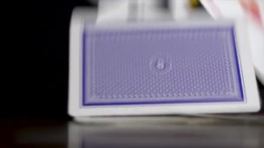 Poker uçan kartları. Oynarken ya da poker kartları düşüyor. Düşme yakın poker oyunu kırpma yolu ile siyah arka plan üzerine oyun kartları. Ağır çekim