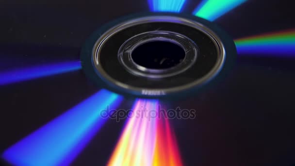 Sfondo di compact disc o dvd. Riverbero di luce sul DVD del disco, bagliore colorato bello dalla luce, il DVD del disco di sfondo — Video Stock