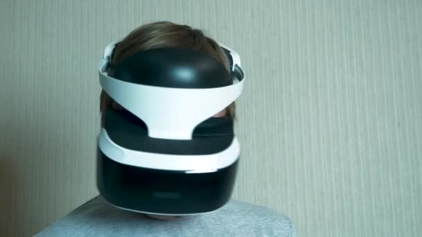 Mann im Studio trägt Virtual-Reality-Headset-Spiel. attraktiver Mann in virtueller Realität. vr Headset. zwei Controller — Stockvideo