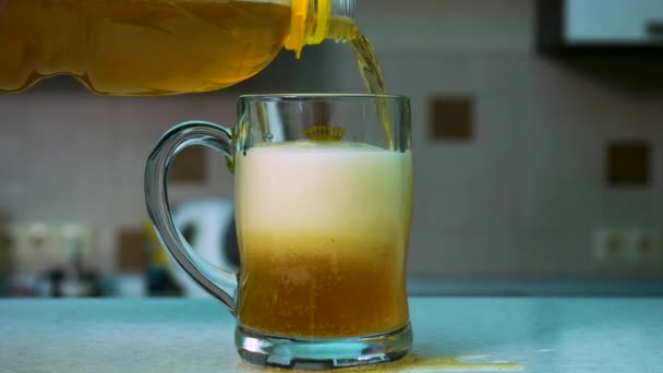 Bier uit fles gieten in glas. Close up van flesje bier gieten in een glas. Koude verfrissing. bier gieten in mok in een bar — Stockvideo