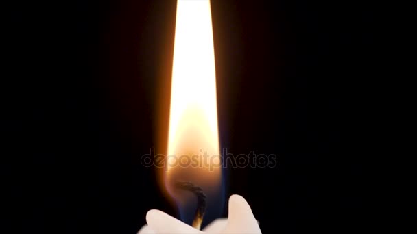 Dettaglio di una candela accesa, fiamma di fuoco su sfondo nero. Chiudi la candela con il fumo delle tracce. Macro Candela singola da vicino — Video Stock