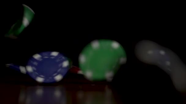 Dalende pokerfiches geïsoleerd op zwarte achtergrond. Dalende pokerfiches geïsoleerd op zwarte achtergrond. Kleurrijke pokerfiches vallen aan de tafel op zwarte achtergrond. Spelen chips vliegen op de zwarte — Stockvideo