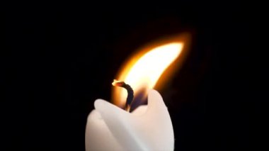 Yanan bir mum, siyah arka plan ateş etmek detay. Mum iz duman ile kapatın. Makro tek mum kadar kapatın