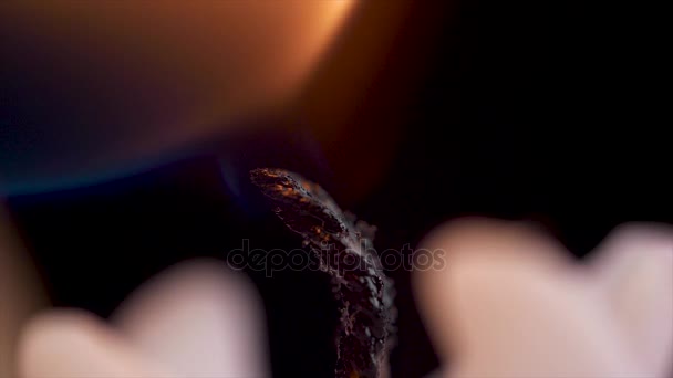 一盏蜡烛火焰在夜间特写-孤立, 宏观。燃烧在黑色的红色蜡烛。燃烧蜡烛特写 — 图库视频影像