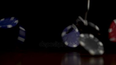 Siyah arka plan üzerine izole düşen poker fişleri. Masada siyah arka plan üzerine düşen renkli poker fişleri. Siyah arka plan uçan cips iskambil