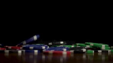 Siyah arka plan üzerine izole düşen poker fişleri. Masada siyah arka plan üzerine düşen renkli poker fişleri. Siyah arka plan uçan cips iskambil