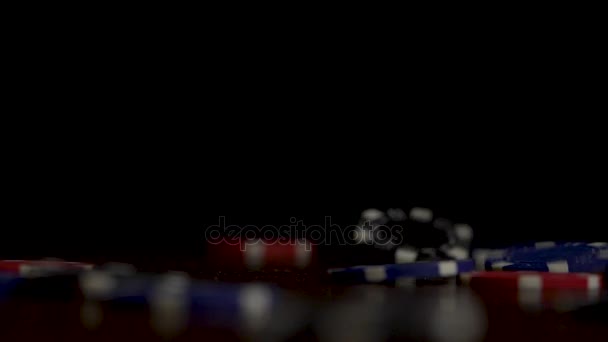 Szerencsejáték-zsetonokat tartozó elszigetelt fekete. Játszott a fekete háttér a pókerasztalnál zsetonokat. Zsetonokat a fél háttér. Kaszinó koncepció — Stock videók
