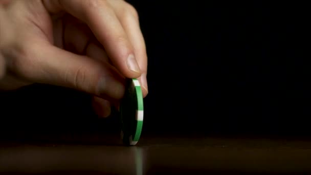 Чип. Покер чип вращения на столе изолированы на черном фоне — стоковое видео