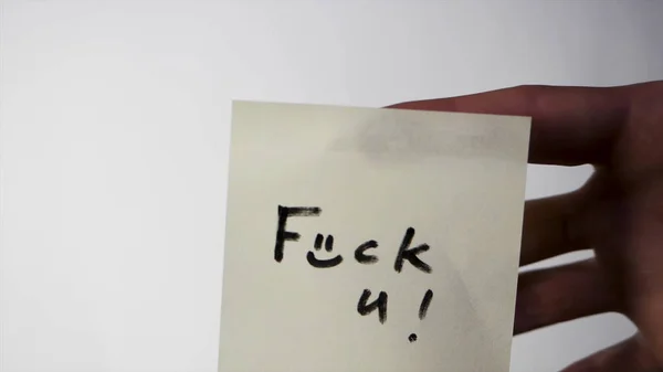Napis Fuck you na naklejce. Uwaga Fuck you na kartce papieru na szkle, pojęcie agresji — Zdjęcie stockowe
