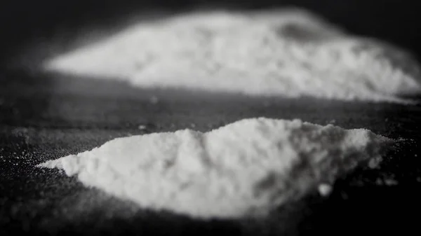 DRUGS: Mennesket laver en linje af heroin med plastikkort - Close up. Plastikkort og hvidt pulver. Linjer og bunke kokain på træbordet. MakroName - Stock-foto