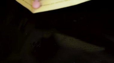 Eczane zemin üzerine koyu bir tablo. Havaya yükselme hapları. Tabletler üzerinde karanlık bir arka plan hangi düşme. Hapları. Tıp ve sağlıklı. Kapsül kapatın. Siyah arka plan üzerine düşen hapları