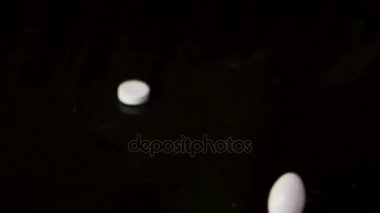 Eczane zemin üzerine koyu bir tablo. Havaya yükselme hapları. Tabletler üzerinde karanlık bir arka plan hangi düşme. Hapları. Tıp ve sağlıklı. Kapsül kapatın. Siyah arka plan üzerine düşen hapları