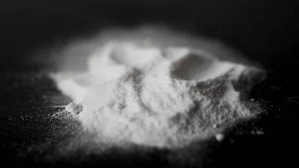 DRUGS: Man does a lines of heroin by plastic card - Close up. Plastic card and white powder. Lines and pile of cocaine on wooden table. Macro — Stock Photo, Image