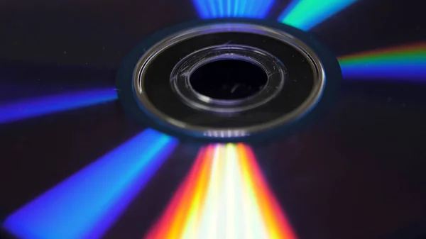 Hintergrund von Compact Disks oder DVDs. Blendung des Lichts auf der Disk-DVD, schöne farbige Blendung aus dem Licht, der Hintergrund-Disk-DVD — Stockfoto