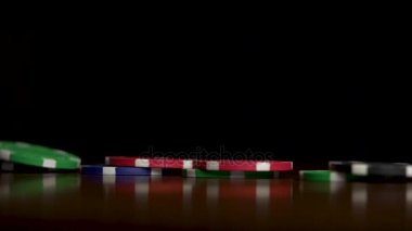 Poker fişleri bir domino etkisi gibi düşmek. Poker ayakta siyah arka plan üzerine fişleri. Poker fişleri ve domino etkisi
