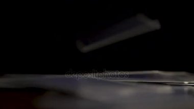 Poker uçan kartları. Oyun kartları siyah arka plan üzerine düşüyor. İskambil poker masa ve koyu arka plan uçan.