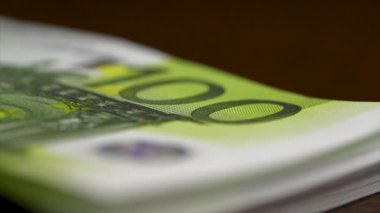 Euro banknot kapatın. Birkaç yüz euro banknot değeri tarafından yığılmış. Euro para kavramı. 100 euro banknot dışarı Fanlı, makro doku. Para düşme gibi bir paletli