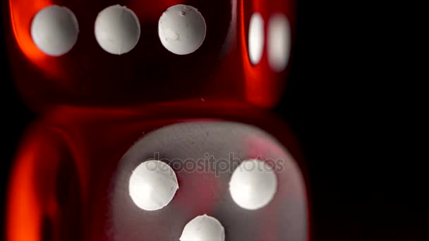 黑色背景上的两个红色赌场骰子。用骰子和丝带拍摄的眼镜。风险概念-玩骰子在黑色木背景。玩骰子游戏。红色赌场骰子卷. — 图库视频影像