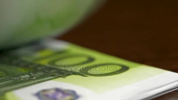 Eurobankbiljetten close-up. Verschillende honderd euro-bankbiljetten gestapeld met waarde. Euro geld concept. 100 euro bankbiljetten woeien uit, macro textuur. De daling van het geld als een vaan — Stockvideo