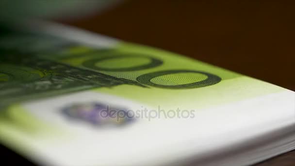 Eurosedlar på nära håll. Flera hundra eurosedlar staplas av värde. Euron pengar koncept. 100 eurosedlar som drevs ut, makro textur. Pengar faller som en vane — Stockvideo