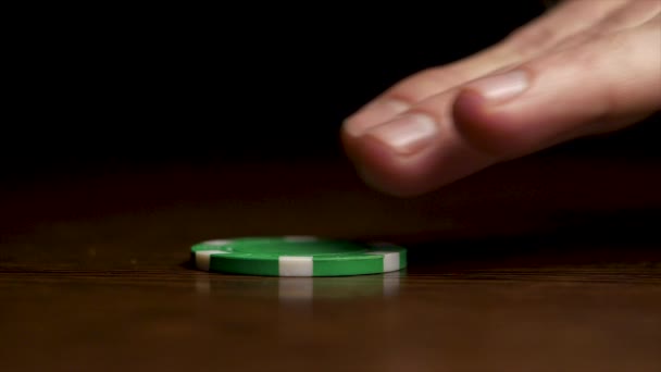 남성의 손과 카지노 칩의 가까이. 카지노, 도박, 포커, 사람과 엔터테인먼트 개념-녹색 카지노 테이블에 칩 포커 플레이어의 닫습니다. 포커에 중독의 상징 — 비디오