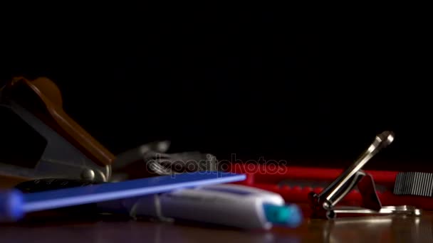 Chancellerie de bureau tombent sur fond noir. agrafeuse, trombone, stylo, bureau, chancellerie tombent isolés sur fond noir. Stylo, crayon, règle, agrafeuse, couteau à papier et trombones isolés sur 
