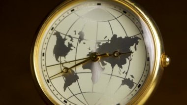 Planet Earth bir resimle saat. Dünyanın mekanik hareketler siyah arka plan üzerine izole kavramı eseri. Karanlık oda bulanık ışık ile dünya saati.