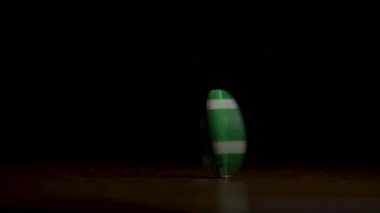 Cinemagraph - siyah arka plan üzerine izole masada poker fişleri dönüşü. Poker fiş shaffling. Koyu arka plan üzerinde izole masada iplik poker chip