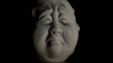 Siyah ve beyaz heykelcik dramatik yüzünü kapat. Üzgün yüz beyaz heykelciği. Closeup heykelciği, genç bir adam üzerinde siyah backgroud üzülmüş başkanı heykelcik. Üzgün yüz