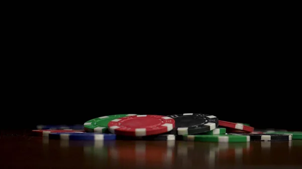 Падіння покерних фішок ізольовано на чорному тлі. Барвисті покерні фішки падають за столом на чорному тлі. Відтворення фішок, що летять на чорному тлі — стокове фото