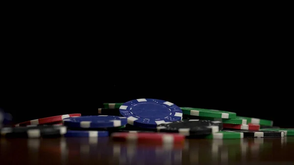 Glücksspiel Chips fallen isoliert auf schwarz. Chips fliegen am Pokertisch auf schwarzem Hintergrund. Chips fliegen bei Party-Hintergrundmusik. Casino-Konzept — Stockfoto