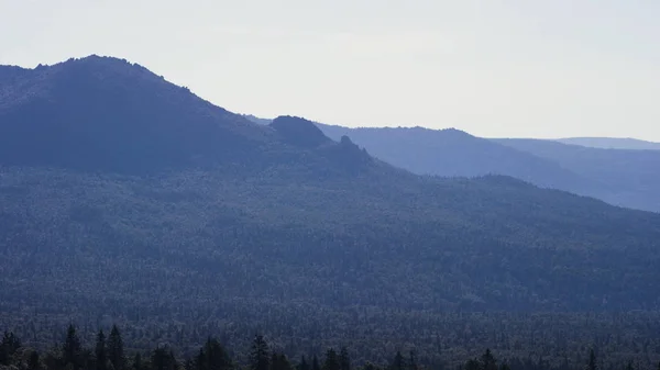 Gebirgslandschaft mit bunten Wäldern. blauer Himmel. blauer Berg mit blauem Himmel und Wolken — Stockfoto