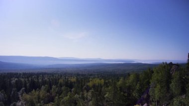 Pieniny Milli Parkı güneşli sabah ve sis ile güzel görünümünde. Üç kız kardeş şaşırtıcı doğal görünümü ile Blue mountains dağ siste.