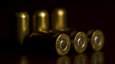 Madde işaretleri portre siyah arka planlar üzerinde. Plastik mermi makro sınırlı dof siyah bir arka plan ile 9 mm metal kasa tam. kurşun makro sınırlı dof siyah bir arka plan ile