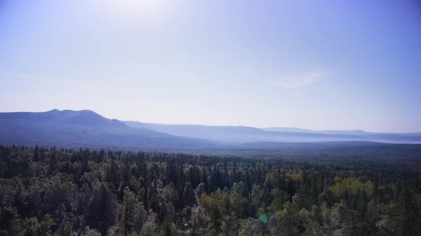 Belle vue dans le parc national du Pieniny avec matin ensoleillé et brouillard. Incroyable vue naturelle des Trois Sœurs avec brouillard montagneux dans les montagnes bleues . — Video